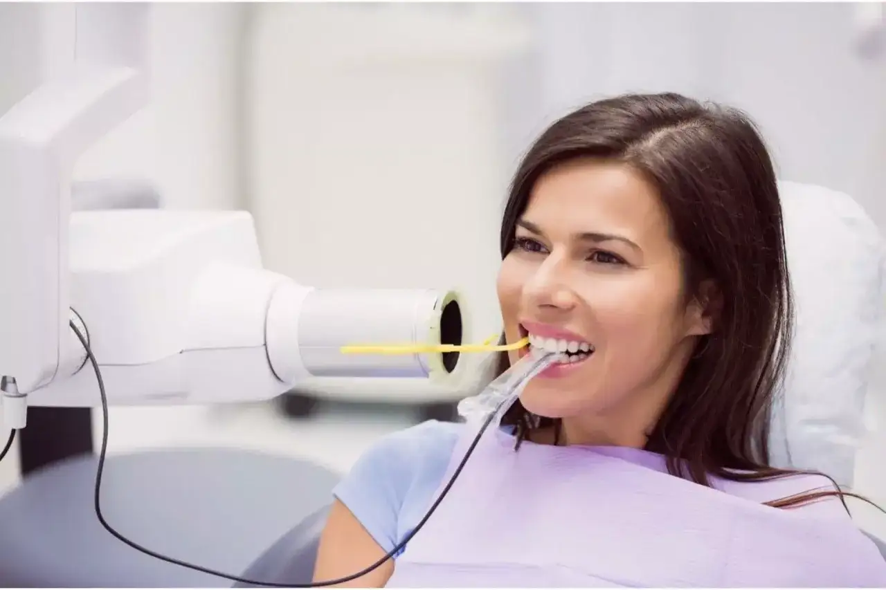 pacjent ogląda rentgen zęba po wizycie u dentysty