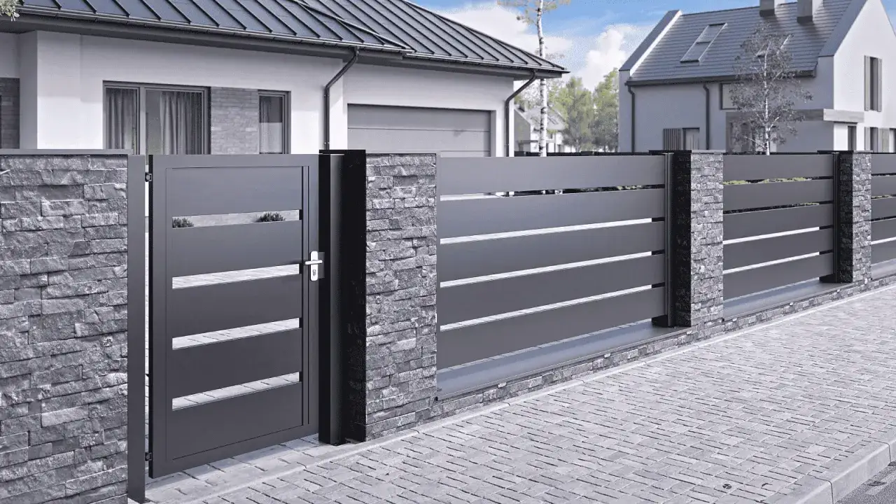 Nowoczesne, ciemnoszare ogrodzenie z poziomymi szczelinami i kamiennymi słupkami. Ciekawe ogrodzenia galeria inspiracji.