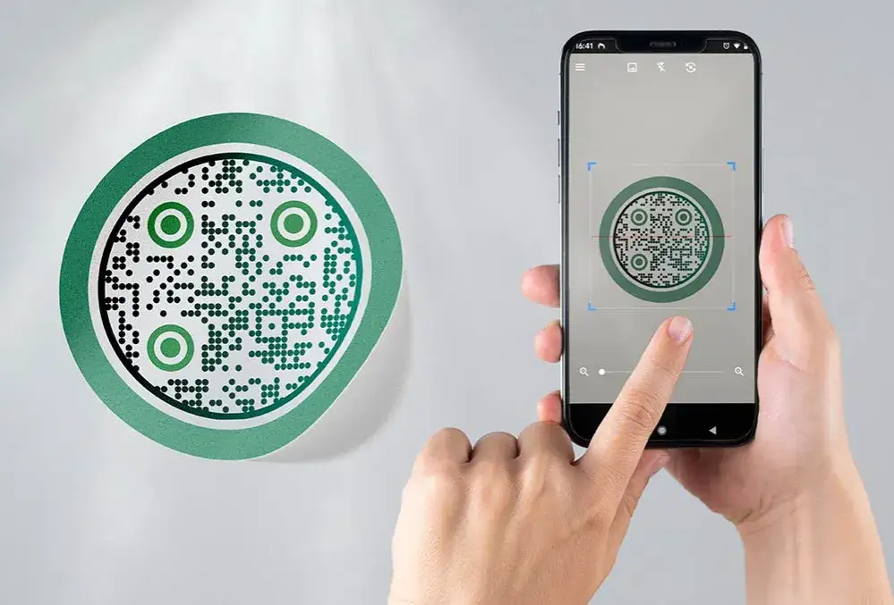 Telefon Android skanujący kod QR