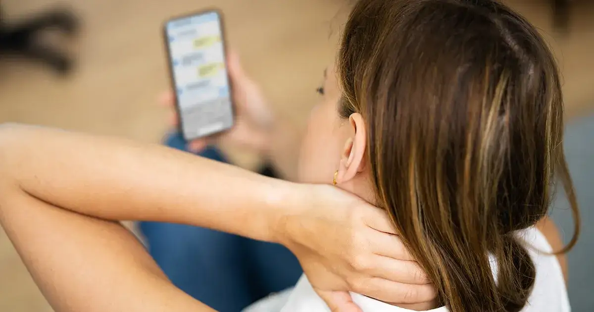 Osoba z bólem karku od smartfona lub problemy ze wzrokiem od ekranu