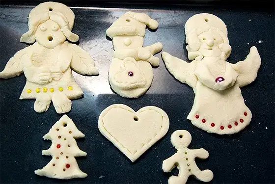 dzieci robiące ozdoby świąteczne z masy solnej