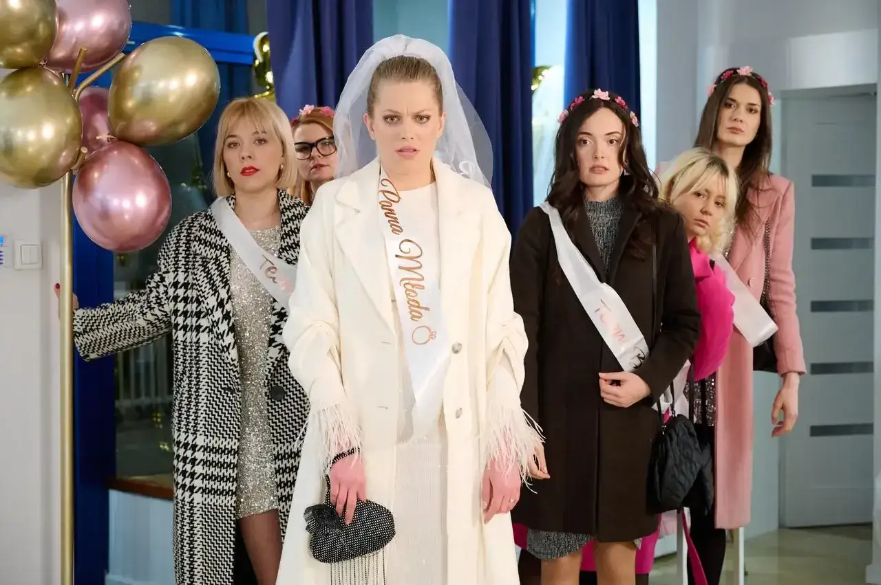 Panna Młoda i jej drużyna na wieczorze panieńskim. Czy wiesz, ile odcinków ma 