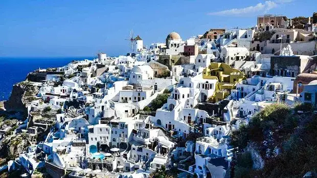 Lizbona tramwaje Santorini białe domy