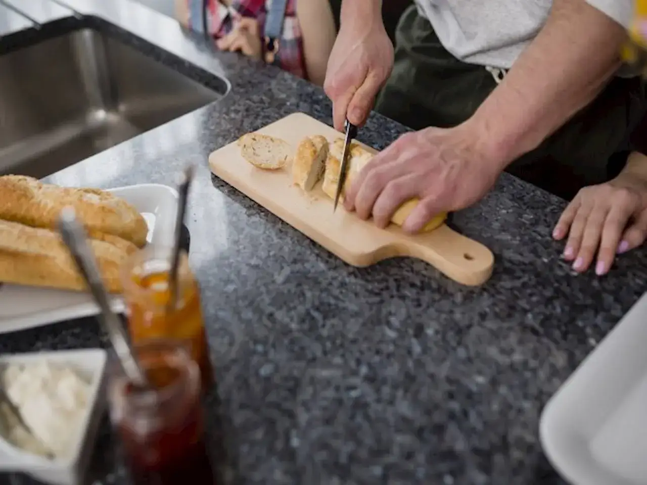 Dziecko dotykające kromki chleba przed włożeniem do woreczka