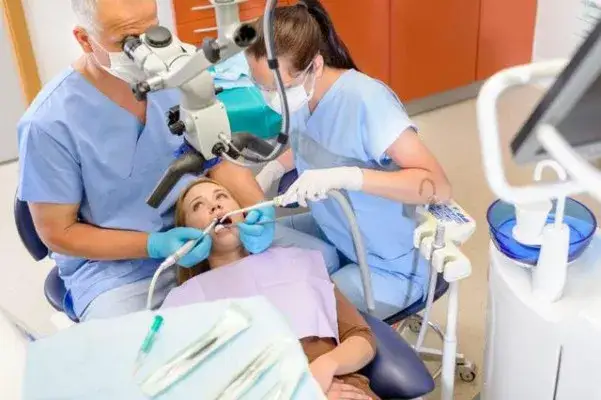 dentysta w pracy gabinet stomatologiczny