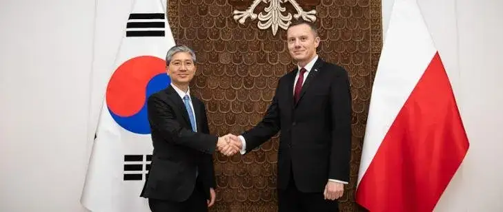 spotkanie biznesowe z udziałem tłumacza flagi Polski i Korei Południowej