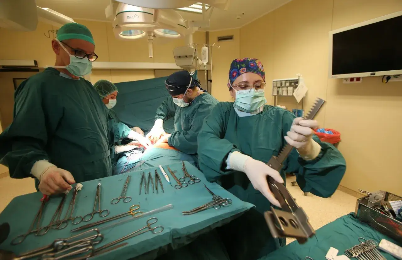 Chirurg na sali operacyjnej planowej