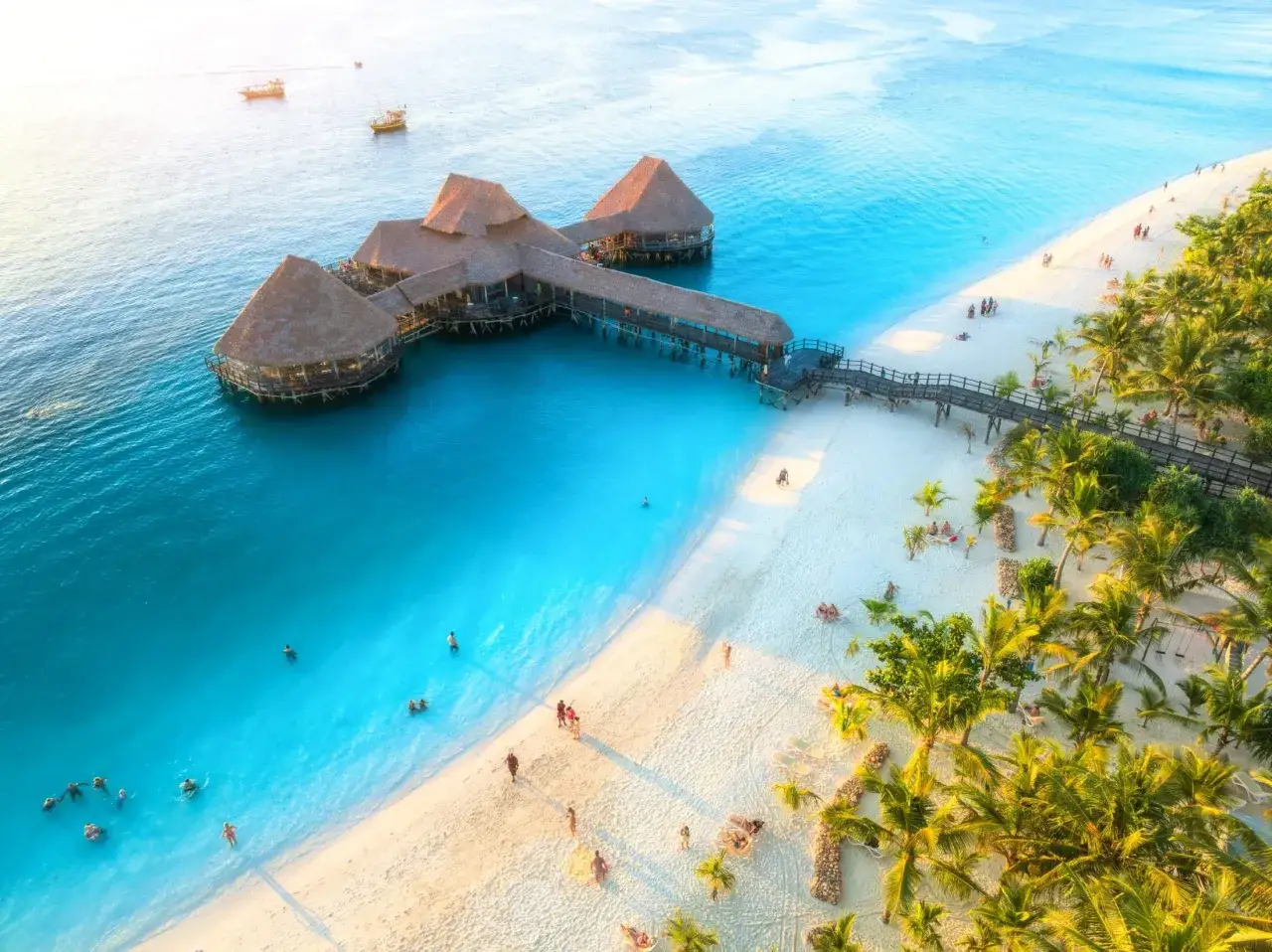 Piękna plaża z palmami i restauracją na wodzie. Idealne miejsce, by zastanowić się, kiedy najlepiej lecieć na Zanzibar.