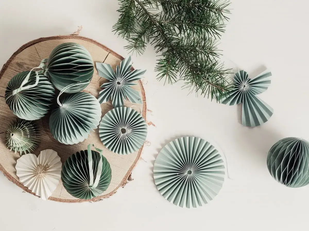 Urocze bombki z papieru dla dzieci, w kształcie kuli, gwiazdek i aniołka, ozdobią każde drzewko.