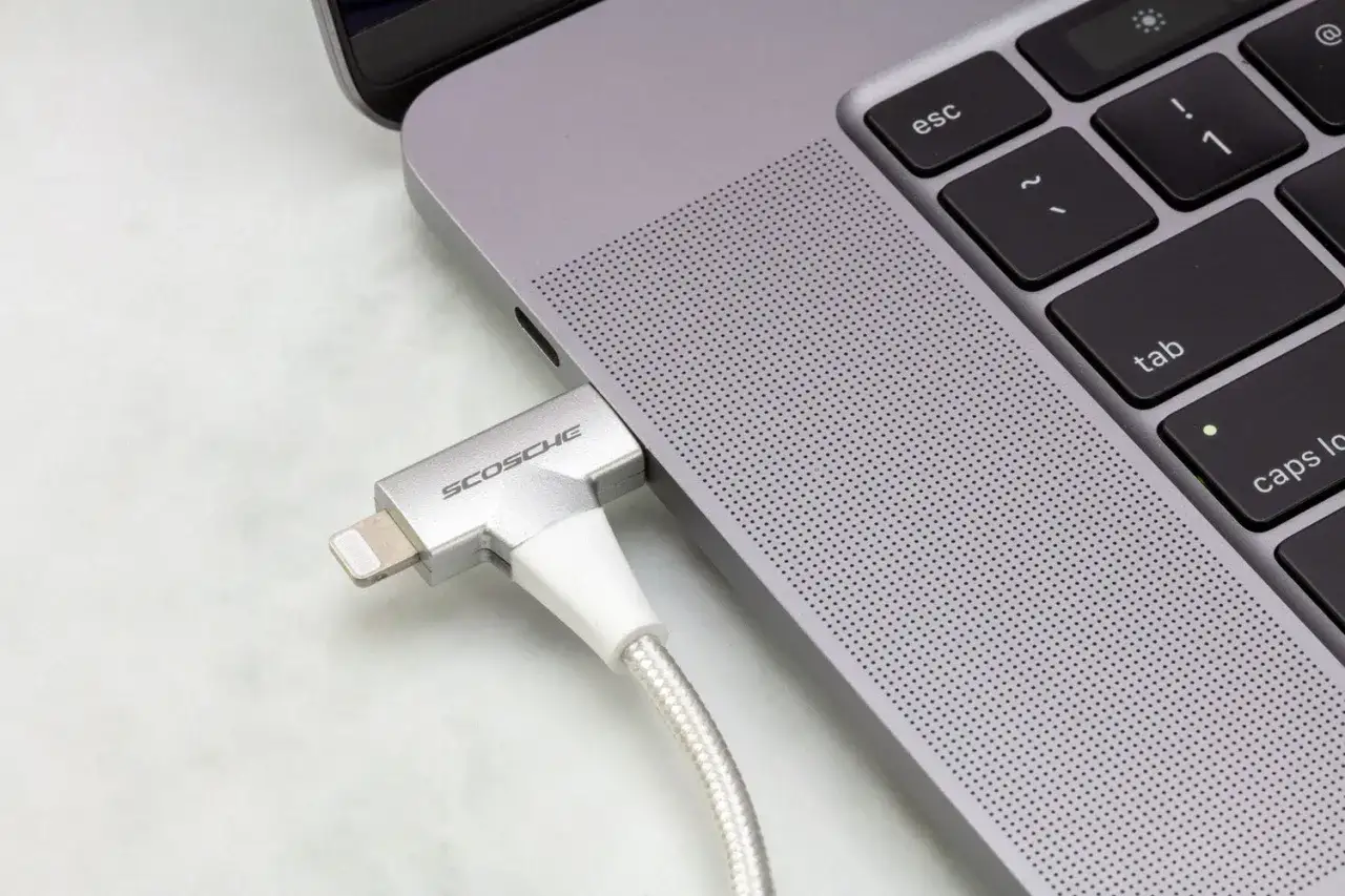 Adapter Scosche podłączony do laptopa, pokazujący jak naładować laptopa bez ładowarki, wykorzystując port USB-C.