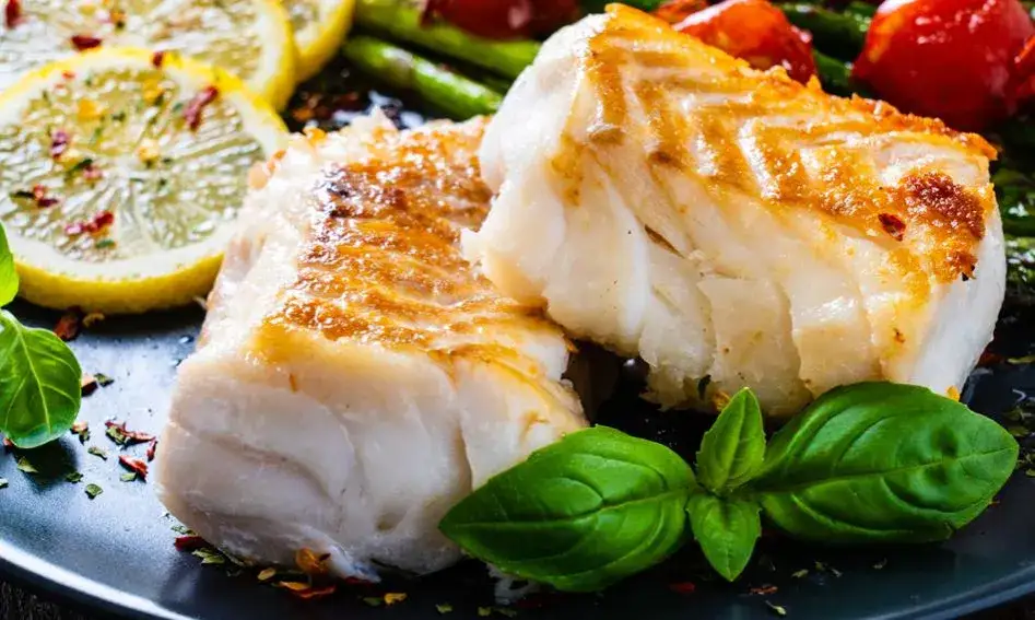 Świeża ryba bałtycka na talerzu w restauracji nad morzem