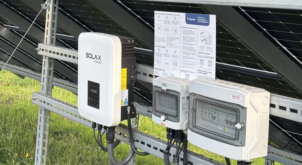 Problem z falownikiem Solax Power. Widoczne skrzynki przyłączeniowe i instrukcja obsługi paneli fotowoltaicznych.