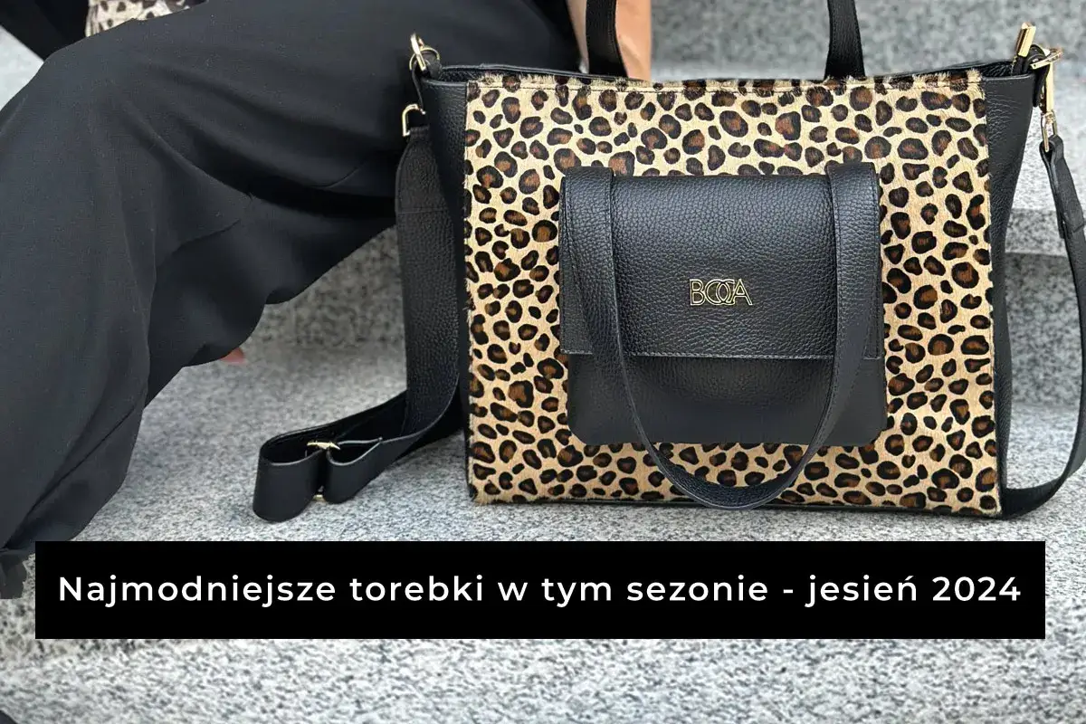 Czarna torebka z panterką i złotym logo, idealna na jesień 2024. Takie torebki są teraz modne.