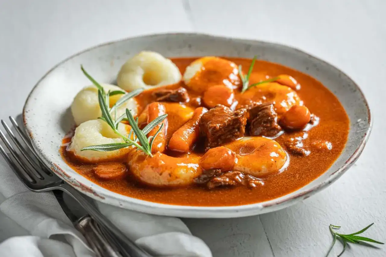 Gulasz z kluskami śląskimi i marchewką, idealny do zamrożenia. Jak zamrozić kluski śląskie surowe czy gotowane?