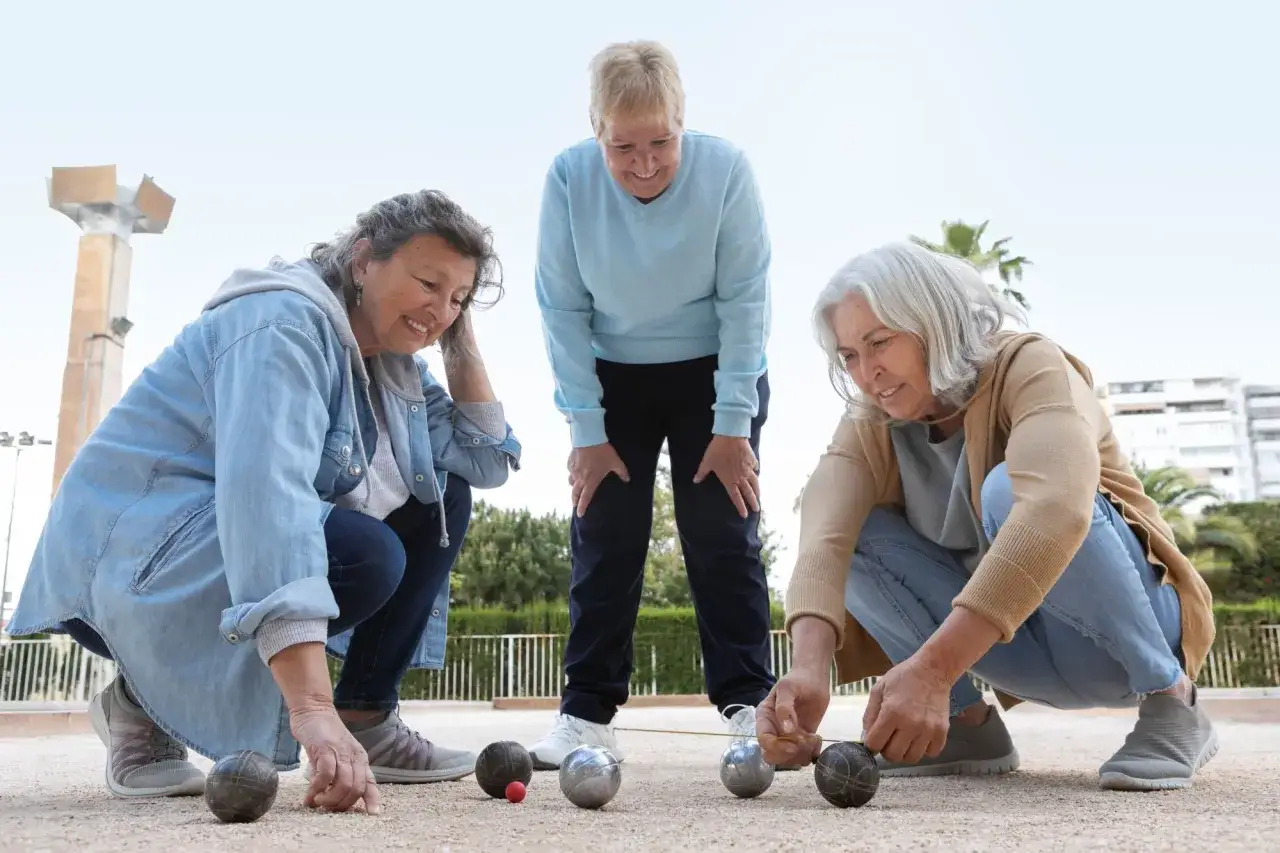 Seniorzy aktywnie spędzający czas na świeżym powietrzu