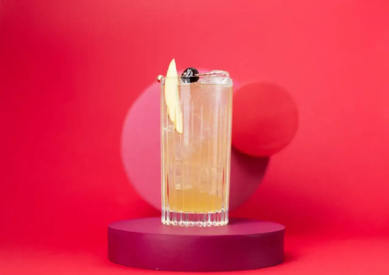 Elegancki drink z jabłkiem i wiśnią. Kolor calvados z czym łączyć? Z jabłkiem i wiśnią, idealny na jesienne wieczory.