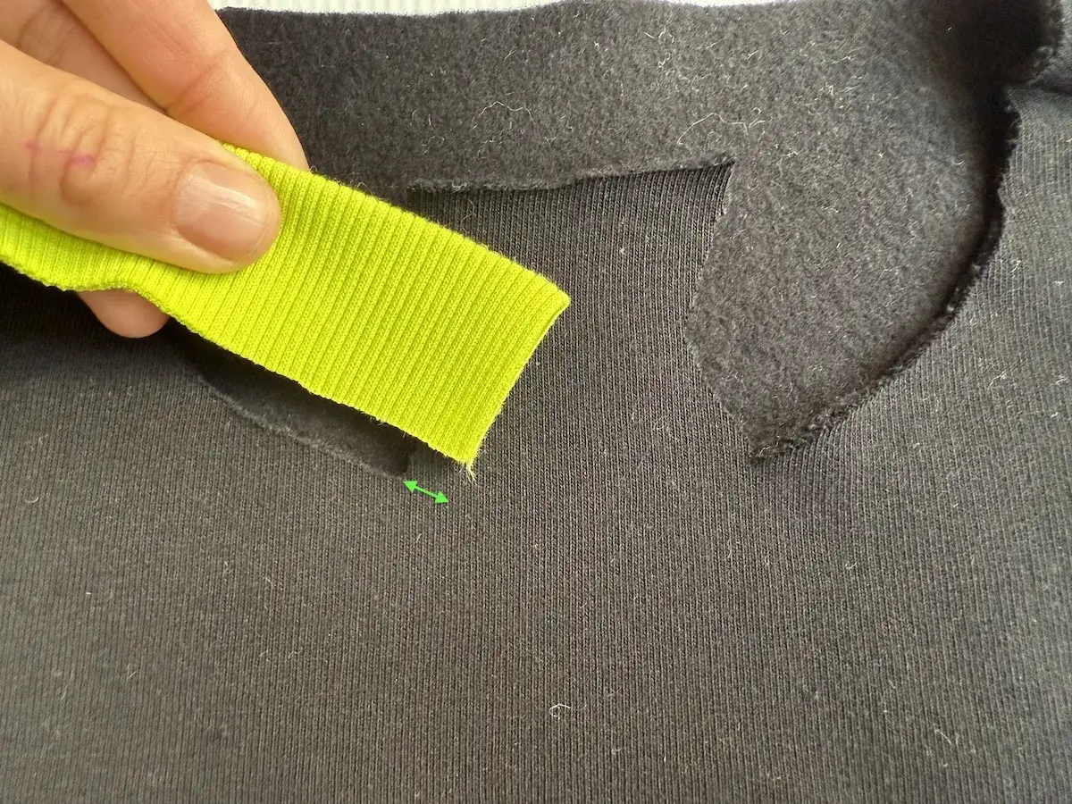wszywanie ściągacza w dekolt dresówki