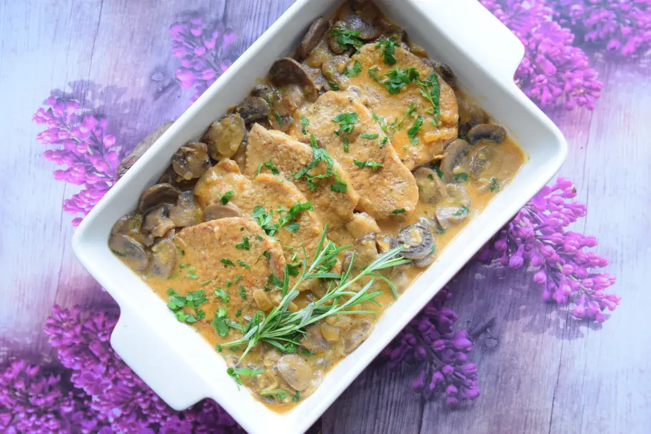 schab duszony w sosie pieczarkowym