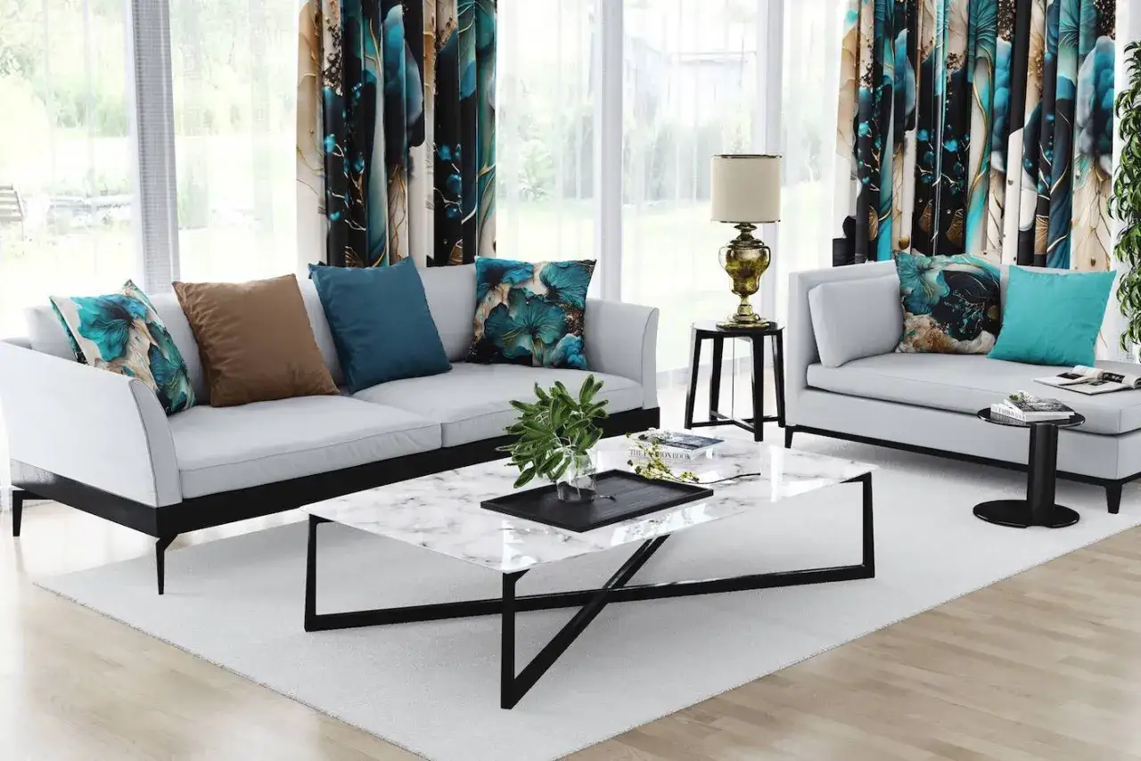 Nowoczesne zasłony do salonu z motywem liści i kwiatów w odcieniach turkusu i złota, idealnie komponują się z jasną sofą i marmurowym stolikiem.