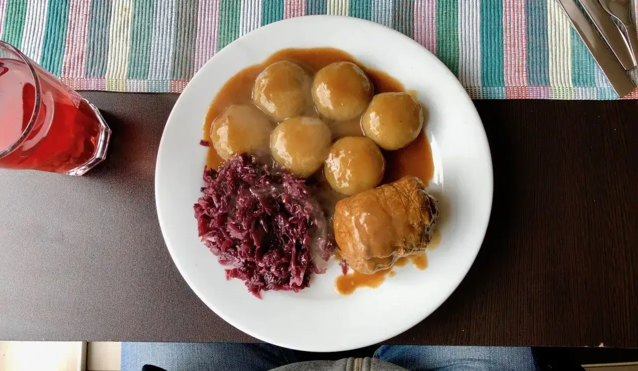 Pyszny obiad: kluski śląskie w sosie, rolada i czerwona kapusta. Idealne danie, gdy zastanawiasz się, gdzie na obiad.