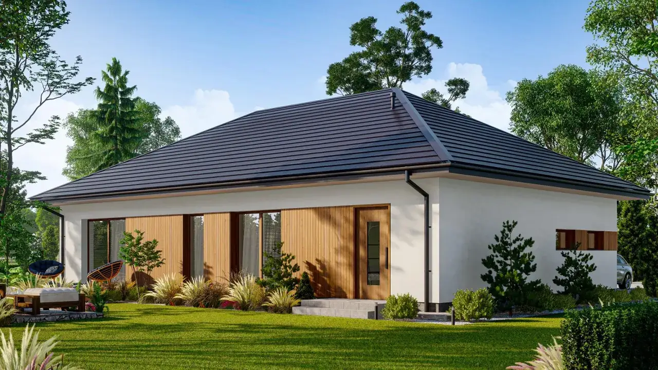 Nowoczesny dom z białymi ścianami i drewnianymi elementami. Charakterystyczny dach 4 spadowy kryty ciemną dach&oacute;wką, otoczony zielenią.