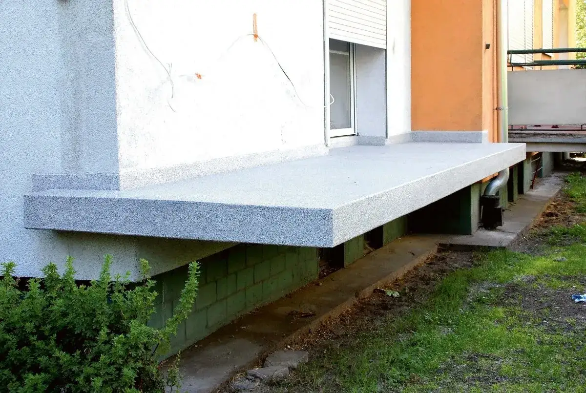 Nowy, nowoczesny balkon z gumolitu, idealny na letnie poranki.