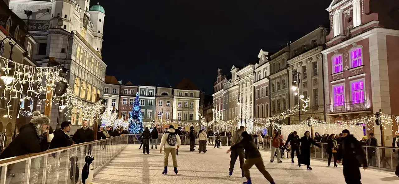 Lodowisko na tle kolorowych kamienic i świątecznych iluminacji. To jeden z najpiękniejszych jarmarków bożonarodzeniowych w Polsce.