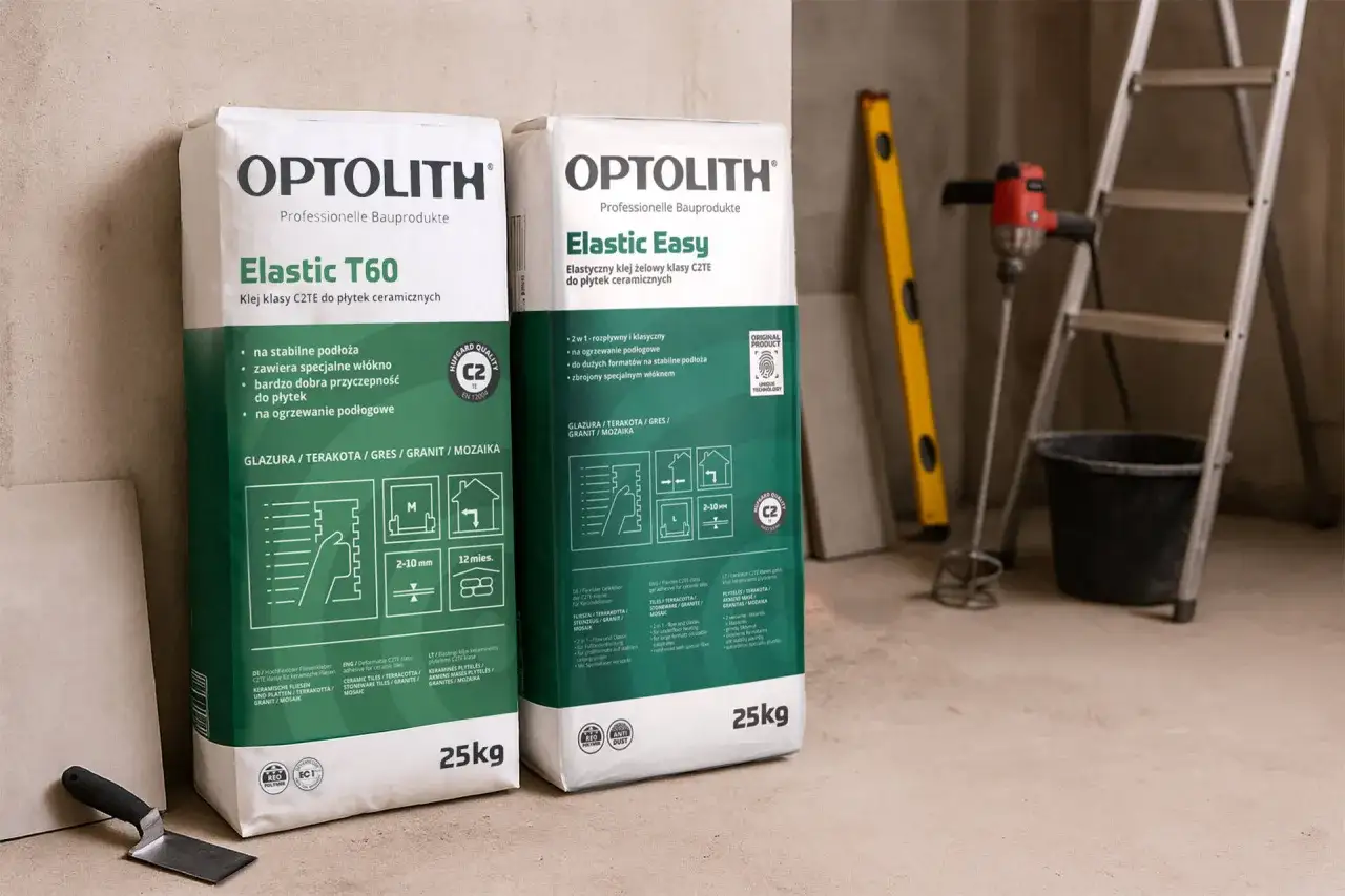 Dwa worki kleju Optolith Elastic T60 i Elastic Easy. Jaki klej do gresu? Oba są klasy C2TE, idealne do płytek ceramicznych i na ogrzewanie podłogowe.