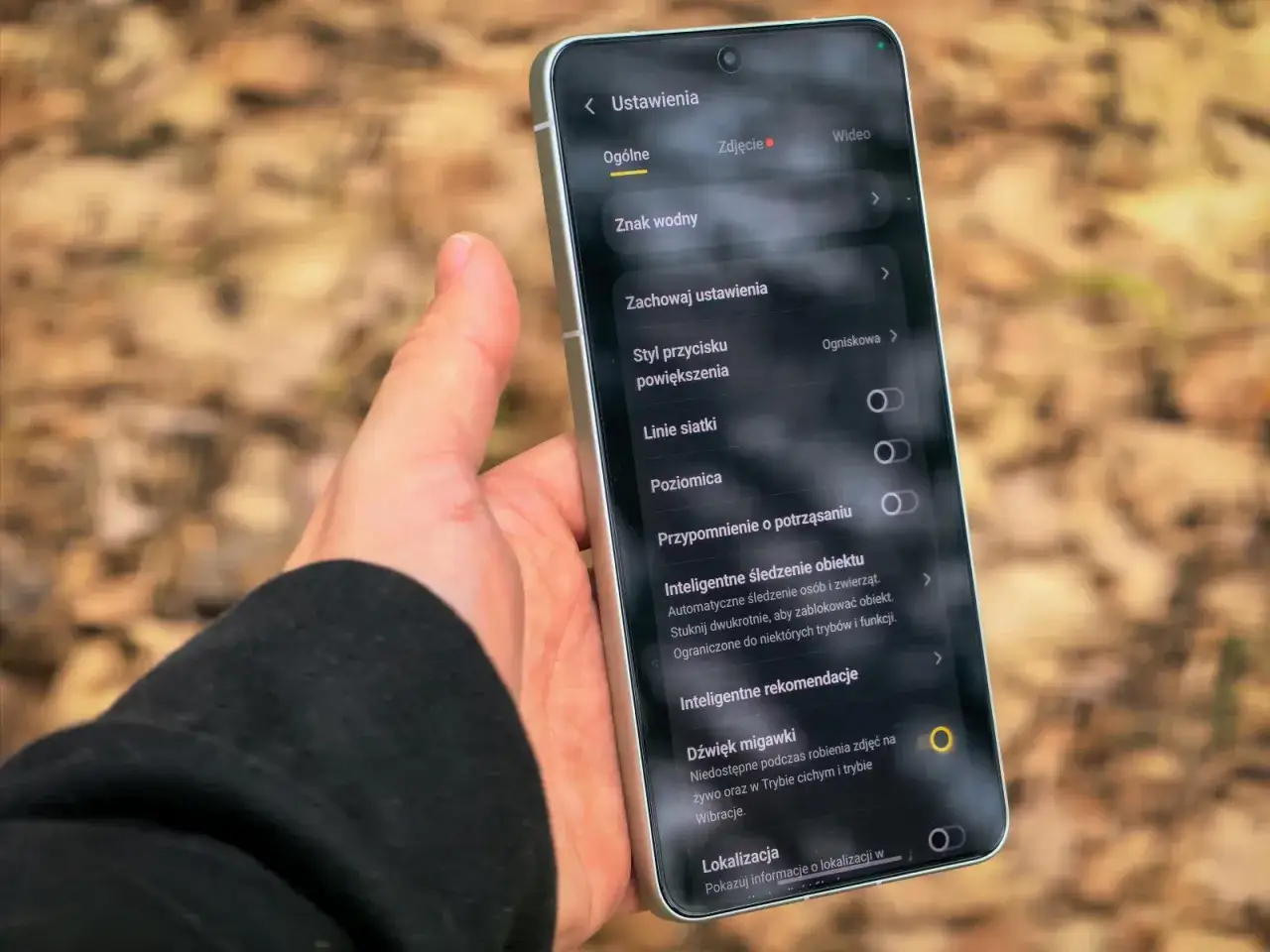 Ustawienia aparatu w telefonie: jak włączyć linie siatki, poziomice i inteligentne śledzenie obiektu, by lepiej ustawić aparat.
