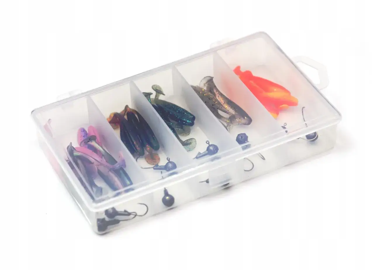 Wędkarz z pudełkiem przynęt spinningowych