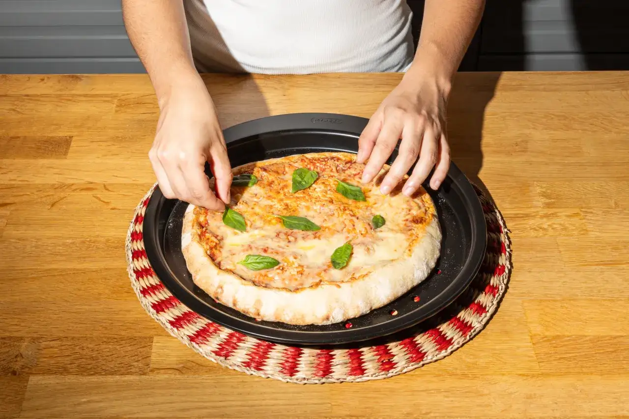 &Eacute;taler p&acirc;te &agrave; pizza cuisson four domestique