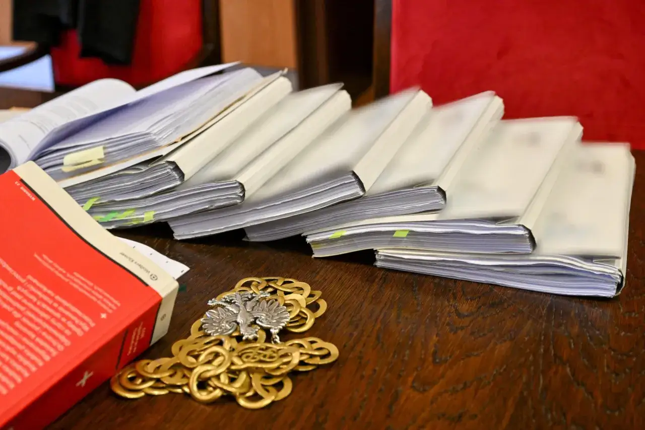Stosy akt sądowych i łańcuch z orłem. Ile czasu ma sąd na odpowiedź, gdy dokumenty piętrzą się na biurku?