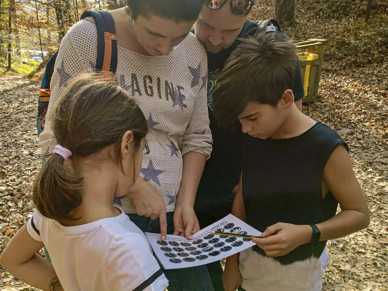 Dzieci grające w grę terenową w skansenie