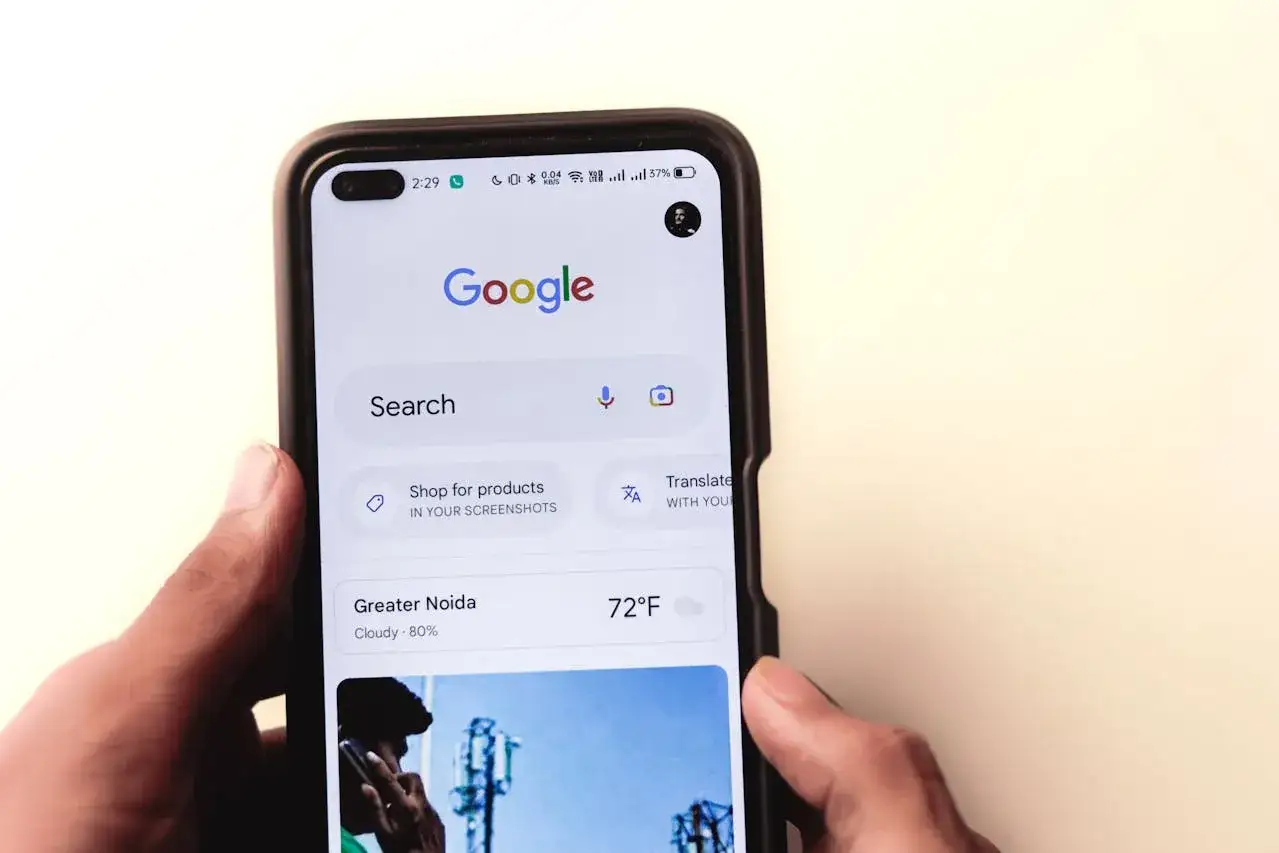 Telefon z ekranem głównym Google. Dowiedz się, jak przywrócić Google na stronę startową w telefonie, aby mieć szybki dostęp do wyszukiwania.