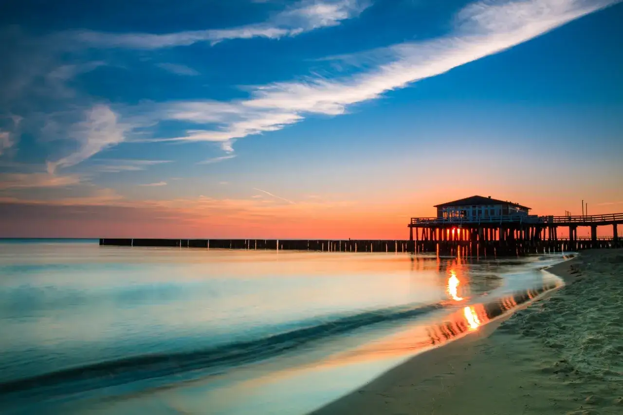 Molo Ustronie Morskie zach&oacute;d słońca