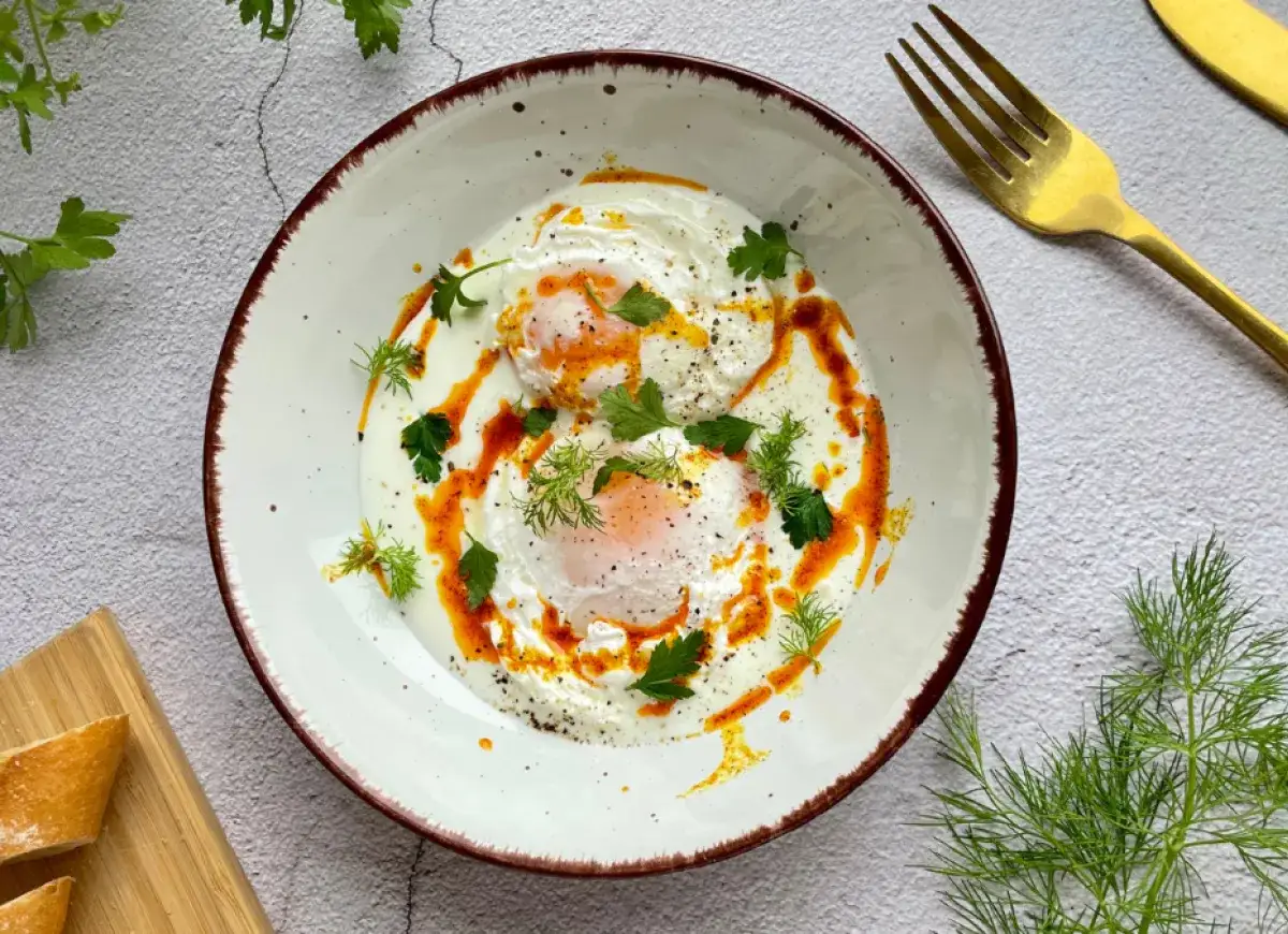 Dwa jajka sadzone w sosie jogurtowym z papryką i ziołami. Idealne co na obiad z jajek.