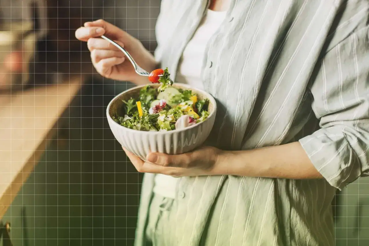 Zdrowa sałatka to klucz do tego, jak się pozbyć tłuszczu trzewnego. Świeże warzywa i lekki dressing wspierają metabolizm.