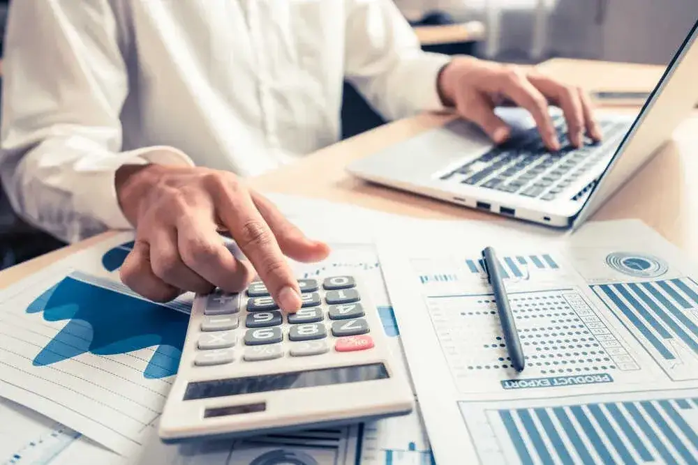 osoba analizująca dokumenty finansowe kredyt