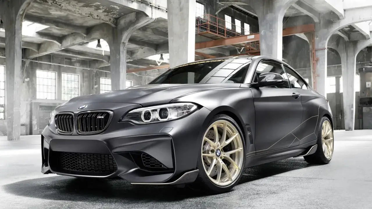 BMW M2 z różnymi typami spoilerów (M Performance, CS, CSL)