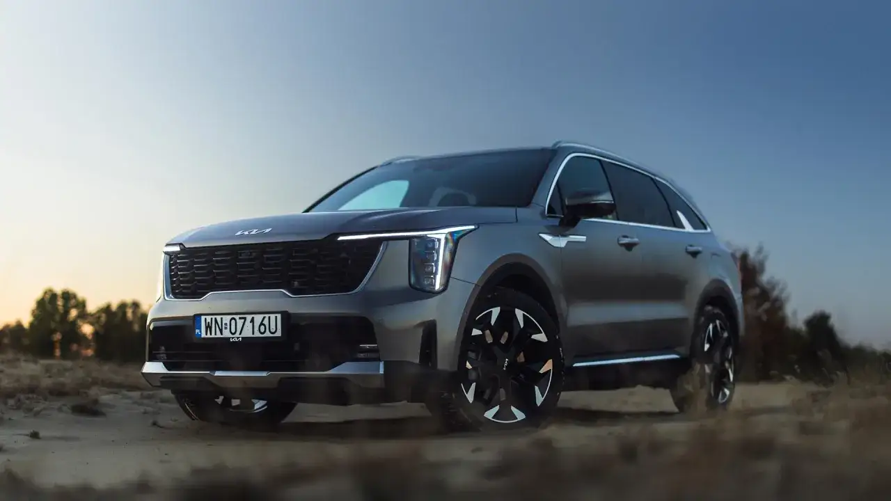 Szary Kia Sorento na piaskowej drodze. Sprawdź kia sorento wymiary i poczuj wolność.