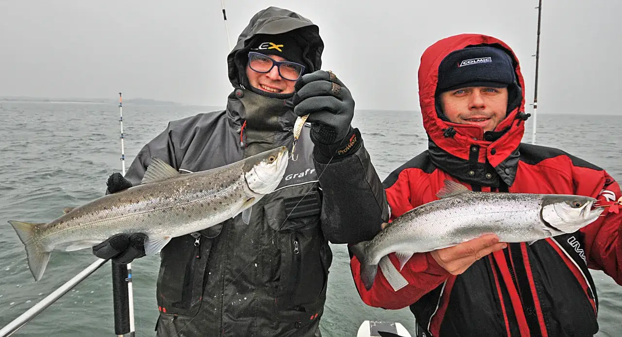 Dwóch wędkarzy z połowem na Bałtyku. Odpowiedź na pytanie: czy w bałtyku są łososie? Tak, są!
