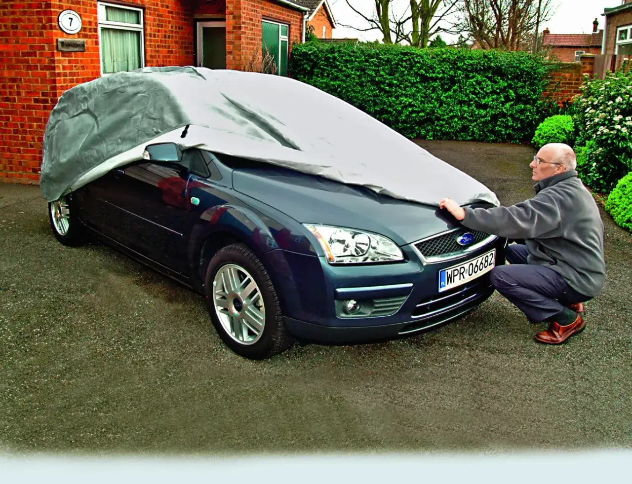 Uszkodzone części samochodu po długim postoju
