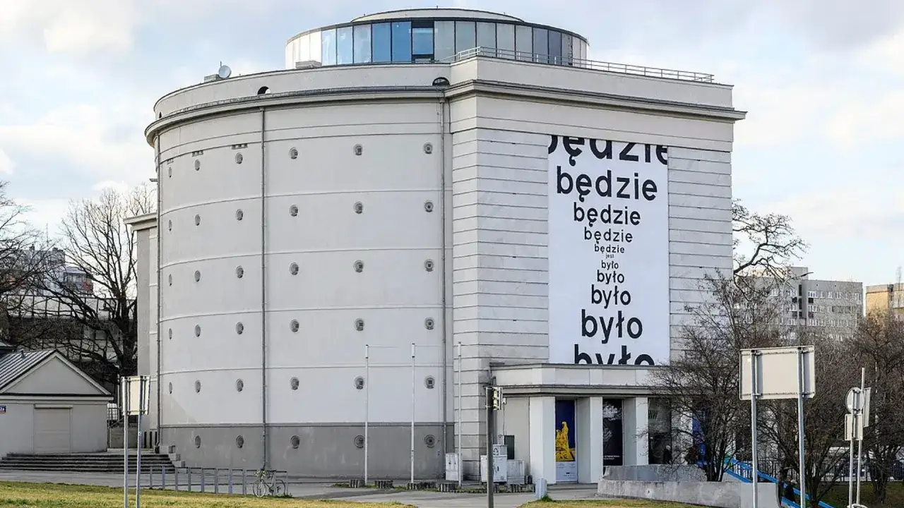Muzeum sztuki Wrocław. Okrągły budynek z wielkim napisem na boku.