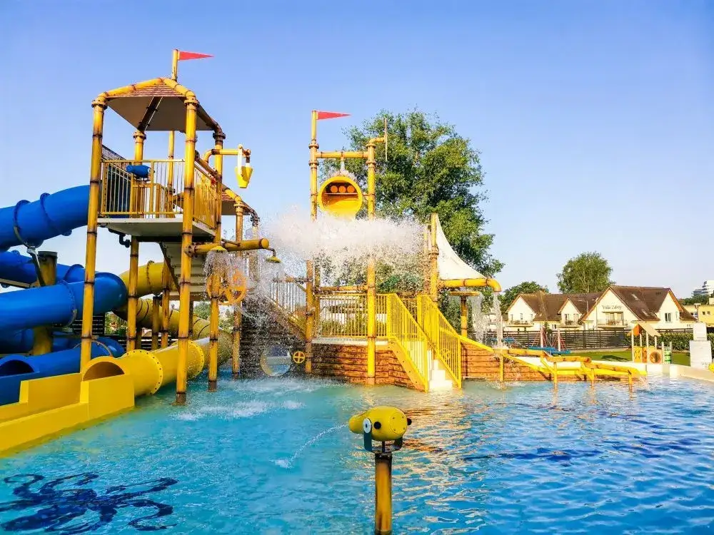 Rodzina z dziećmi na plaży nad Bałtykiem, park rozrywki dla dzieci Bałtyk