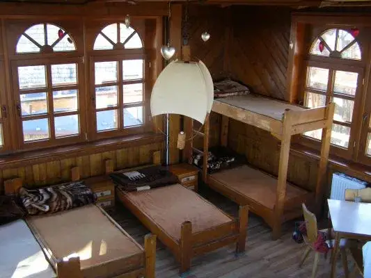 wnętrze schroniska g&oacute;rskiego pok&oacute;j wieloosobowy