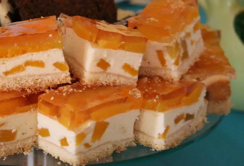 Zdjęcie Jak długo piec sernik z brzoskwiniami, by uniknąć zakalca?