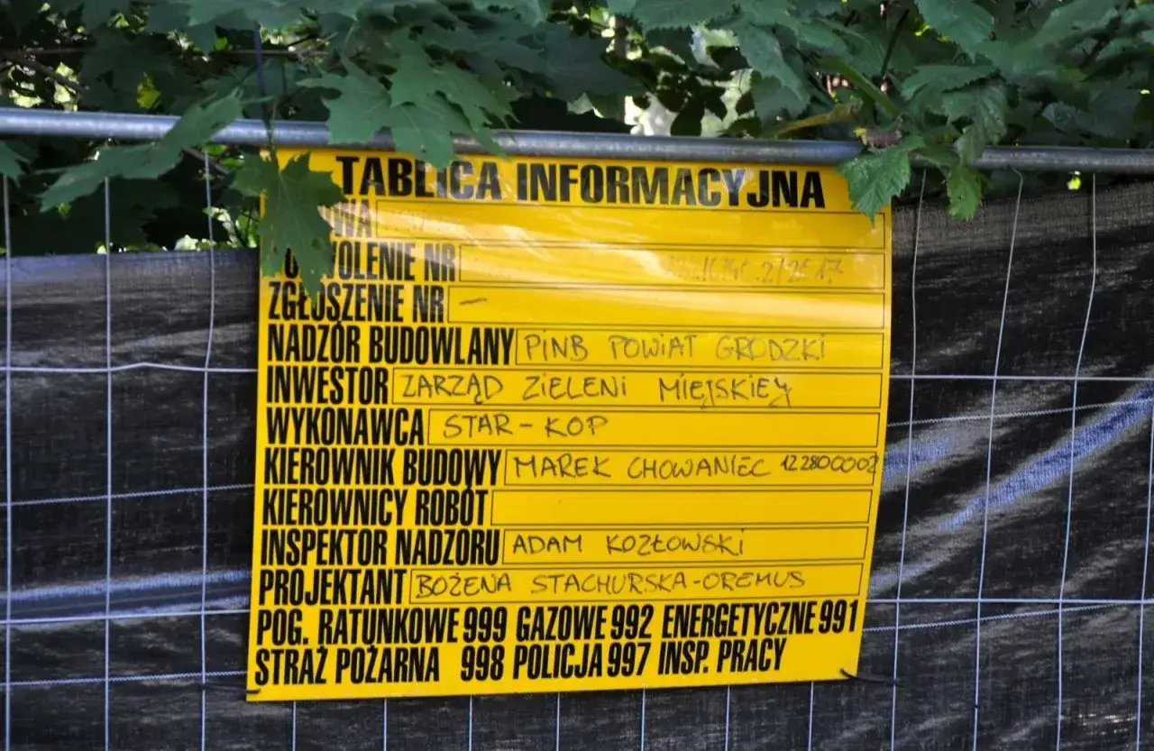 Tablica informacyjna na budowie. Mam pozwolenie na budowę, co dalej? Widzę numer pozwolenia, zgłoszenia, nadzór budowlany, inwestora, wykonawcę, kierownika budowy i inne dane.