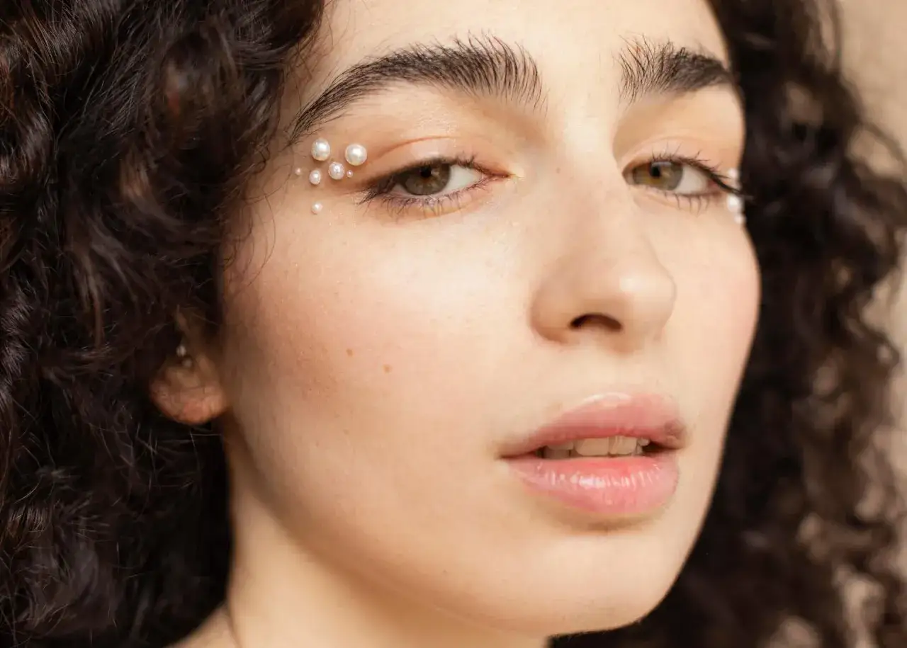 Składniki kosmetyk&oacute;w, lupa, lista składnik&oacute;w