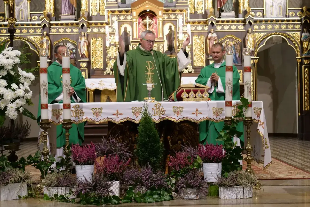 Msza święta w bazylice w Mikołowie. Kapłani w zielonych szatach przy ołtarzu.