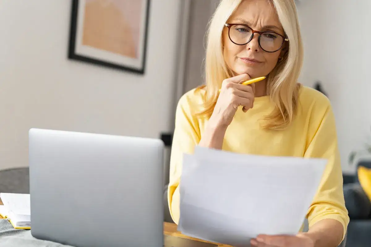 Osoba czytająca dokumenty ZUS